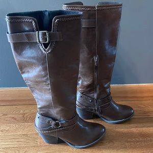 Never worn!! Women’s size 8 knee high brown boots
